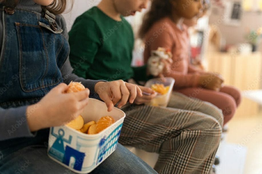children share lunch at school